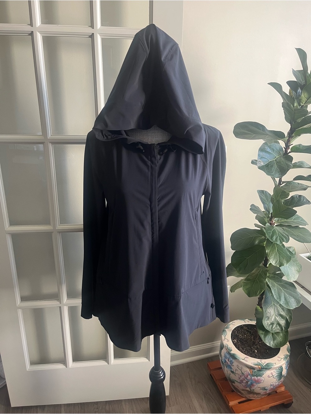 Lululemon Sun showers jacket in black size 4